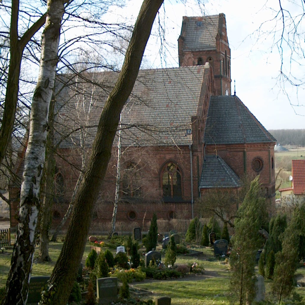 Kirchengelände der Kaiser-Friedrich-Kirche, Friedhof, copyright Kirchbauverein Golm e.V.